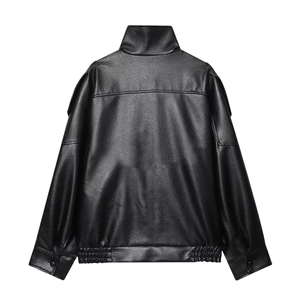 Vue détaillée du dos d'une veste en similicuir noir avec ourlet côtelé et col montant