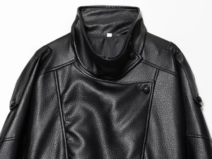 Détails d'une veste en simili cuir noir avec col montant et fermeture boutonnée croisée