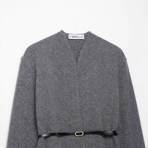 Gilet en maille grise à col en V avec ceinture noire et texture douce en cachemire