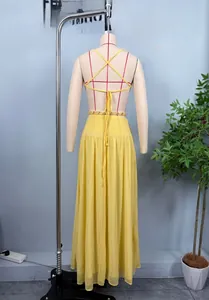 Détail d'une robe longue dos nu jaune avec lacets croisés et décor de sequins à la taille