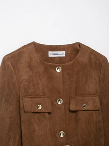 Dettaglio blazer scamosciato marrone con bottoni in metallo e cuciture fini