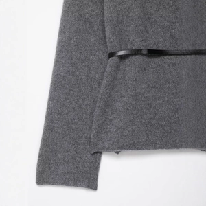 Gilet en maille grise pour femme avec ceinture fine en cuir noir à la taille