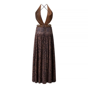 Détail d'une robe maxi léopard avec découpes à la taille et détails de chaînes en métal doré