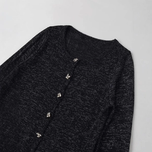 Haut en tricot noir cintré avec texture argentée scintillante et boutons nœuds en métal
