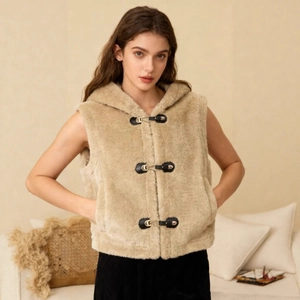 Gilet beige in ecopelliccia con cappuccio e chiusure in pelle nera e metallo