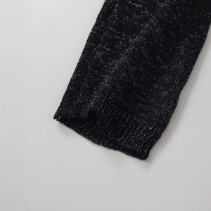 Haut en maille noire pour femme avec fils métalliques et poignets côtelés ajustés