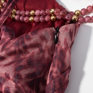 Détail de robe léopard en tulle avec bretelle en perles marbrées et zip discret