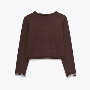 Pull en maille marron foncé à manches longues avec bordures ondulées contrastées au col