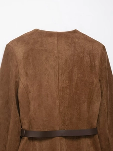 Vista posteriore di un blazer scamosciato marrone con dettaglio cintura in vita