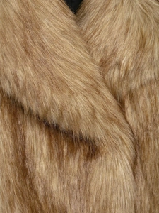 Gros plan sur la texture de fausse fourrure dense et brillante en marron clair