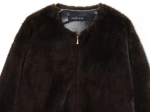 Detail einer dunkelbraunen Pelz-Fliegerjacke mit Lederkragen und Reißverschluss