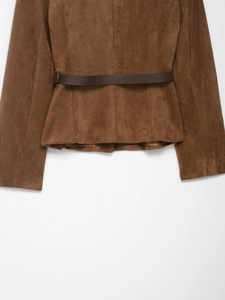 Dettaglio del retro del blazer in finta pelle scamosciata marrone con cintura sottile