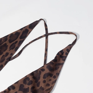 Détail de robe à imprimé léopard avec fines bretelles croisées et texture du tissu