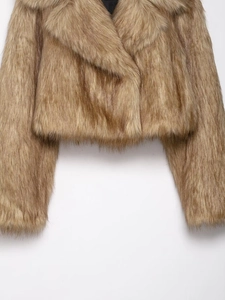 Détail de la veste en fausse fourrure camel montrant la texture douce et le grand col