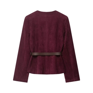 Vista posteriore di un blazer in camoscio bordeaux con cintura in pelle marrone scuro