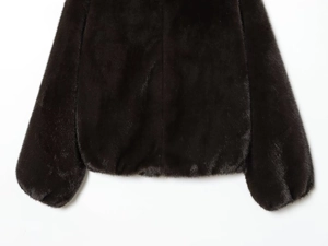 Detailansicht des dunkelbraunen Kunstpelz-Saums und der Ärmelbündchen einer Winterjacke