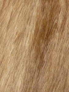 Vue macro d'extensions de cheveux lisses blond miel montrant la texture fine