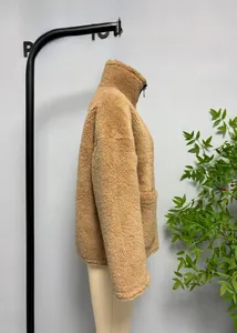 Dettaglio della giacca in pile sherpa color cammello con collo alto e zip in metallo