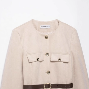 Giacca corta scamosciata beige da donna con bottoni dorati e cintura marrone scuro
