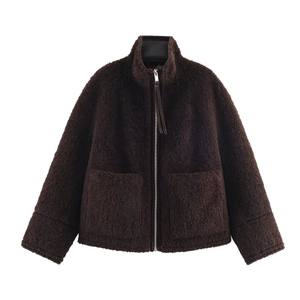 Giacca da donna in shearling marrone scuro con collo alto e grandi tasche a toppa