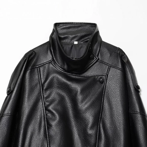 Veste de motard noire pour femme en simili cuir avec boutonnage asymétrique et col montant