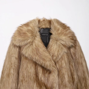 Veste en fausse fourrure marron pour femme avec revers classiques et texture moelleuse