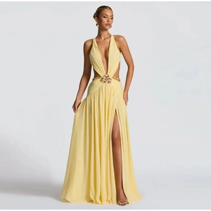 Robe maxi jaune à décolleté plongeant avec détail métallique et fente haute