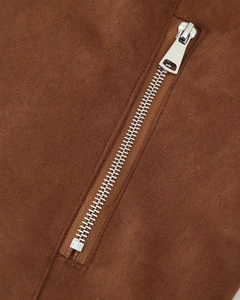 Makro-Detail des silbernen Metallreißverschlusses an der braunen Wildlederjacke