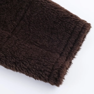 Dettaglio del tessuto peluche marrone scuro con texture morbida e cucitura piatta