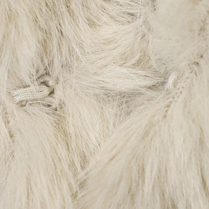 Manteau court en fausse fourrure beige avec texture moelleuse et crochet invisible