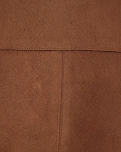 Makrodetail von braunem Wildlederimitat mit ordentlichen Kreuzstich-Nähten der Jacke
