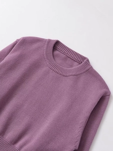 Détail du pull violet à col rond avec col en maille côtelée et texture douce de qualité
