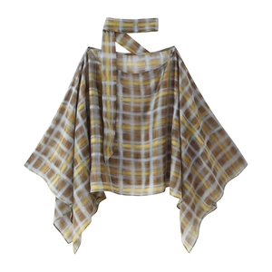 Détail du haut cape à carreaux jaune en mousseline avec cravate assortie et manches chauve-souris