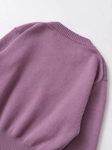 Vue arrière d'un pull lilas à col rond montrant la maille fine et les bords côtelés
