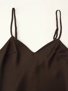 Gros plan du caraco en satin marron foncé avec col en V et fines bretelles réglables