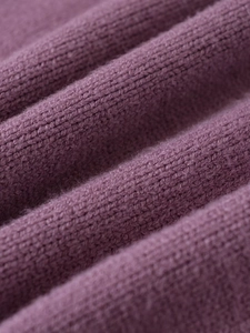 Gros plan sur la maille côtelée violet foncé avec une texture de haute qualité