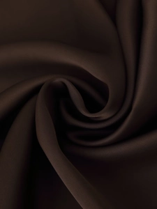 Vue macro d'un tissu satiné marron foncé avec texture soyeuse et plis élégants