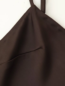 Détail de la robe en satin marron foncé avec texture sergé et bretelle fine