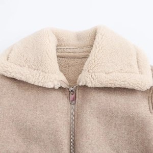 Giacca in lana beige avena con colletto in pile sherpa e cerniera metallica