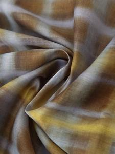 Vue macro d'un tissu en soie à carreaux pour cape avec dégradé de couleurs terreuses