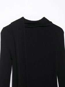Détail d'un pull en maille côtelée noire avec un col écharpe intégré au design unique