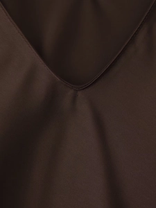 Détail d'une robe marron foncé à col en V avec texture sergée délicate et fini satiné