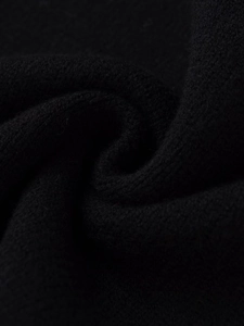 Gros plan sur la maille noire plate montrant une texture fine et un tissage doux