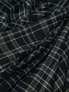 Gros plan sur la texture du tissu à carreaux avec motif tissé noir et vert foncé