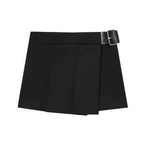 Jupe-short plissée noire pour femme avec boucle de ceinture minimaliste sur fond blanc