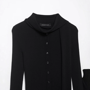 Gilet noir en maille côtelée pour femme avec col écharpe et boutons sur le devant