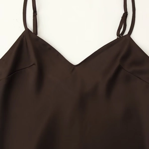 Robe caraco élégante en satin café foncé avec col en V et fines bretelles réglables