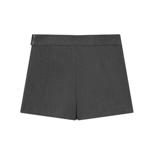 Détail du short gris foncé à taille haute avec ceinture large et décoration en cuir