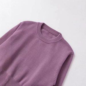 Pull en maille violette à col rond et manches longues avec détails de finitions côtelées