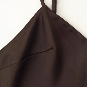 Robe caraco en satin marron avec bordure en dentelle et détail de poche diagonale